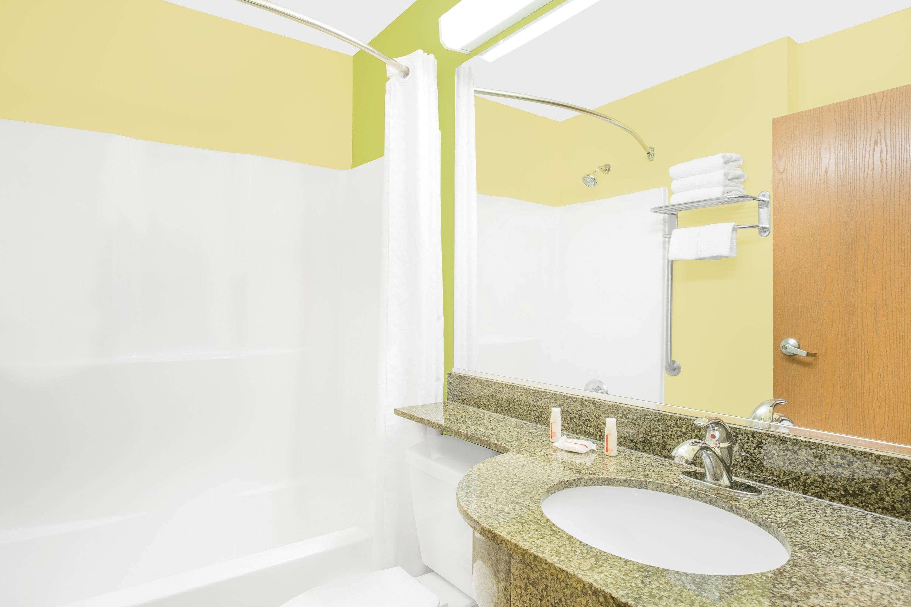 Microtel Inn & Suites By Wyndham Tuscumbia/Muscle Shoals Buitenkant foto